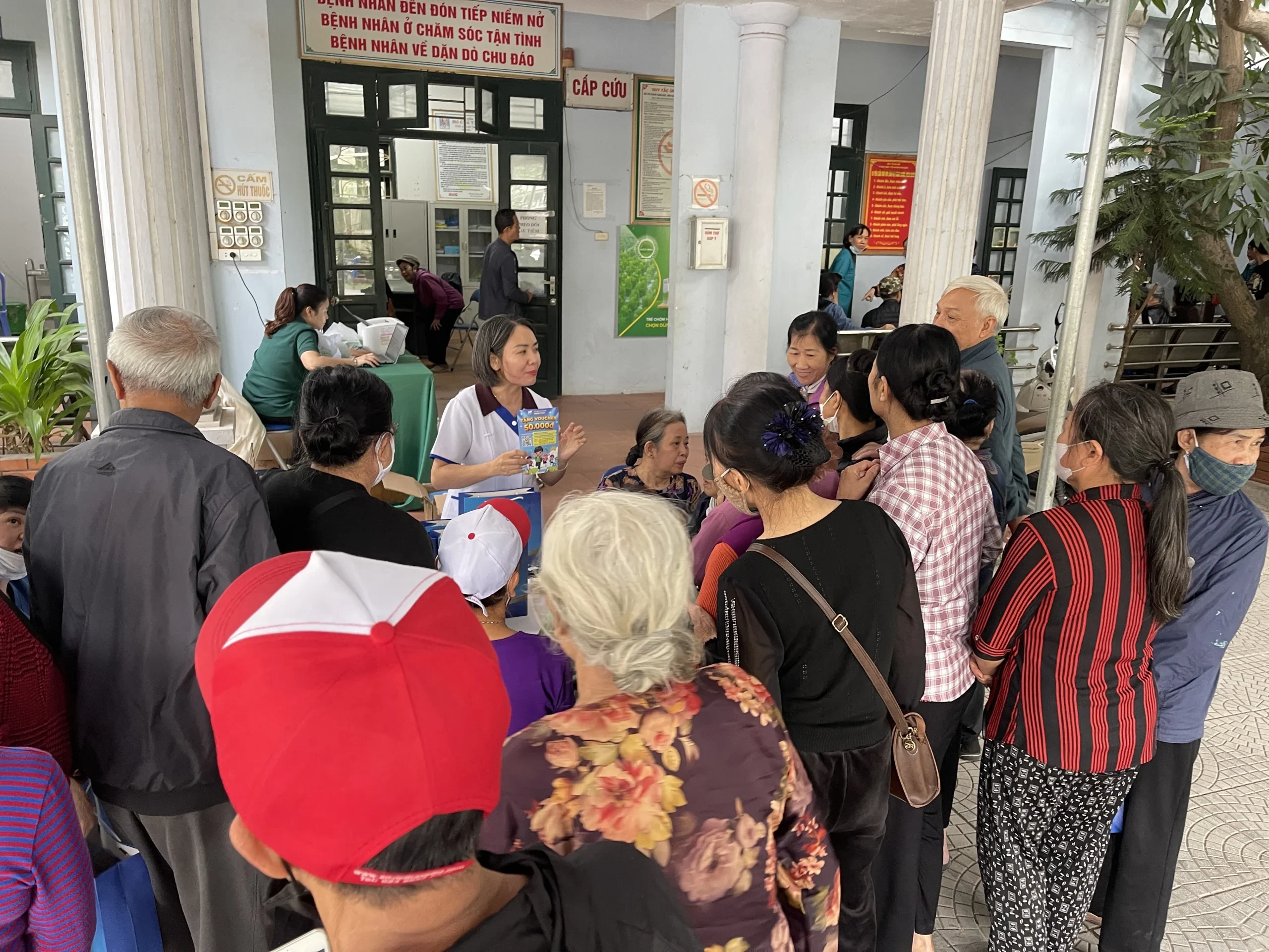 Đồng hành chương trình tặng quà tri ân người cao tuổi